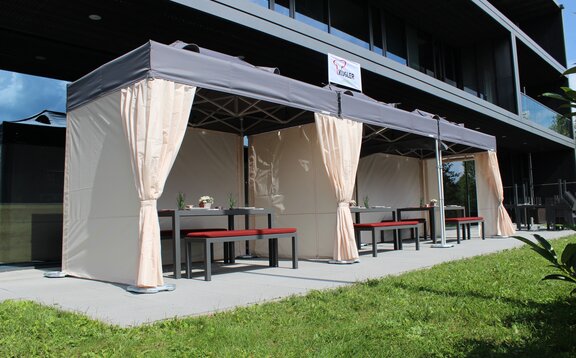 Carpa plegable gris de Mastertent con paredes laterales y cortinas color crudo – ideal para hostelería en balcones