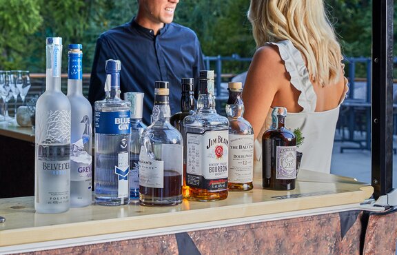 Verschiedene Getränke stehen auf der Theke des Getränkestands.