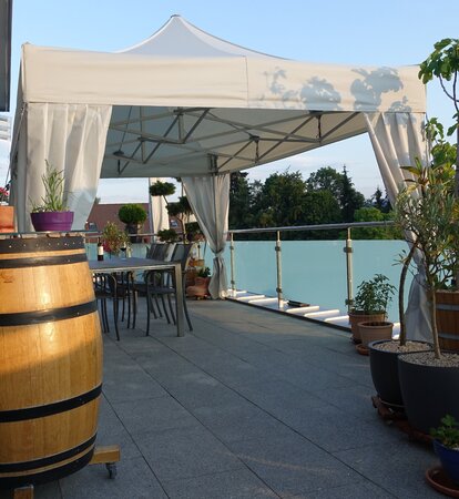 Gazebo pieghevole sul balcone o sulla terrazza sul tetto.