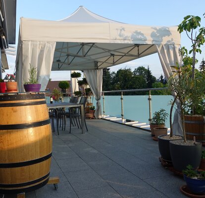 Gazebo pieghevole sul balcone o sulla terrazza sul tetto.