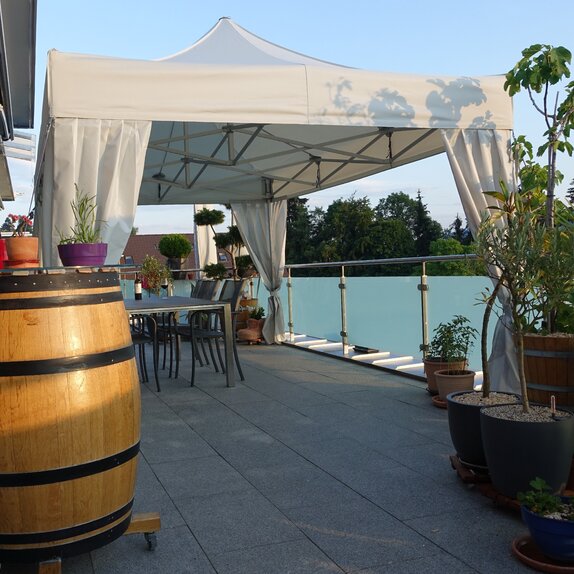 Gazebo pieghevole sul balcone o sulla terrazza sul tetto.