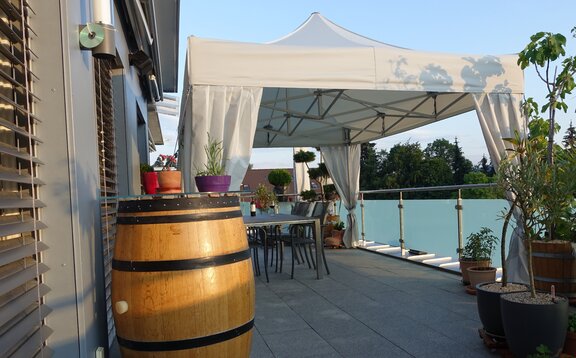 Gazebo pieghevole sul balcone o sulla terrazza sul tetto.