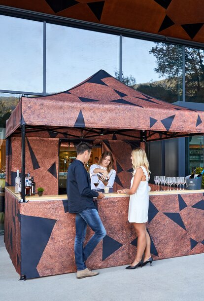 Personalisierter Faltpavillon 3x3m mit fotorealistischem Sublimationsdruck, Seitenwänden und Theke für Cocktailbars im Gastronomiebereich. 