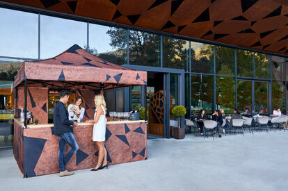 Personalisierter Faltpavillon 3x3m mit fotorealistischem Sublimationsdruck, Seitenwänden und Theke für Cocktailbars im Gastronomiebereich. 