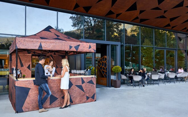 Gazebo pieghevole personalizzato 3x3m con stampa foto sublimatica per cocktail bar settore gastronomia e ristorazione con pareti laterali e bancone. 