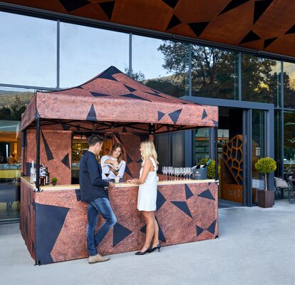 Personalisierter Faltpavillon 3x3m mit fotorealistischem Sublimationsdruck, Seitenwänden und Theke für Cocktailbars im Gastronomiebereich. 