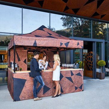 Gazebo pieghevole personalizzato 3x3m con stampa foto sublimatica per cocktail bar settore gastronomia e ristorazione con pareti laterali e bancone. 