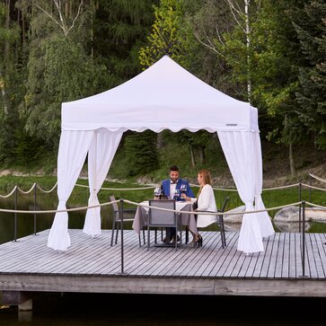 Gazebo pieghevole professionale elegante 3x3m bianco per ricevimento elegante all'aperto e cena con vista lago.