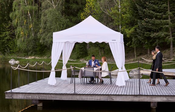 Gazebo pieghevole professionale elegante 3x3m bianco per ricevimento elegante all'aperto e cena con vista lago.