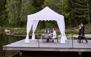 Gazebo pieghevole professionale elegante 3x3m bianco per ricevimento elegante all'aperto e cena con vista lago.