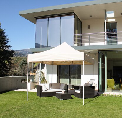 Garden tent in front of the house. Underneath there is a lounge to relax.