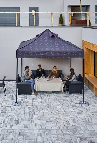 Namiot dla palących 3x3 z nadrukiem sublimacyjnym dla restauracji i obszarów zewnętrznych. Namiot z lukarnami umożliwiającymi wentylację. 