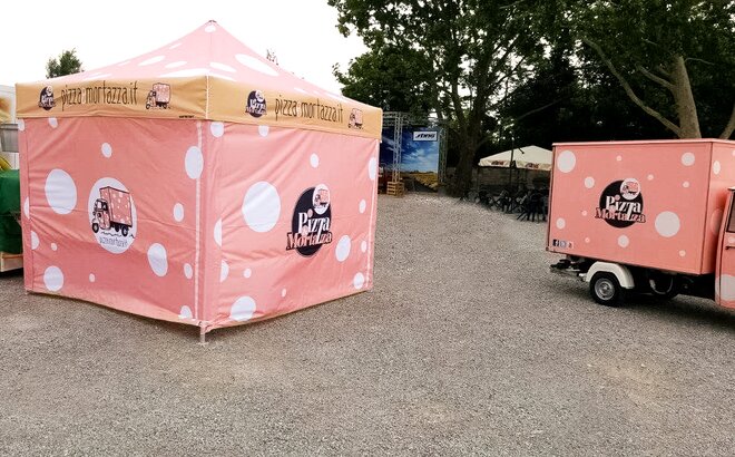The Street Food tent from "Pizza Mortazza" is personalised with a Mortadella look. Next to it is a Street Food truck in the same style.