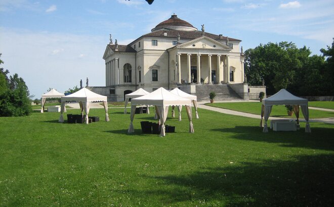Elegant gazebos are located in fornt of the municipal hall in the garden. 