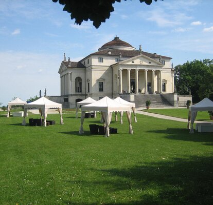 Elegante Faltpavillons stehen vor dem Rathaus im Garten.