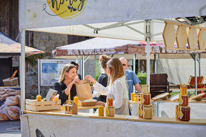 Gazebo da mercato square 3x3 m con tetto piatto e pareti a mezza altezza con bancone per la vendita di miele. Gazebo completamente personalizzato con foto con stampa sublimatica a tema miele e api e logo. 