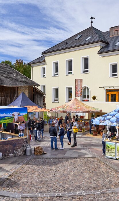 Diversi gazebo pieghevoli da mercato in piazza. Ogni venditore ha il suo gazebo pieghevole professionale personalizzato, i clienti stanno per arrivare.