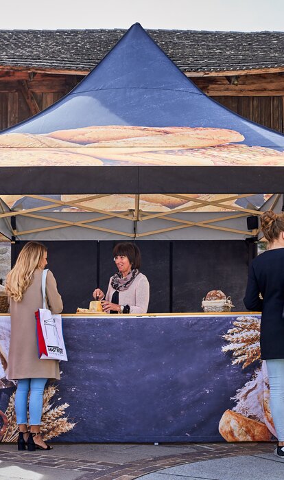 Folding gazebo 3x3 for markets customised with sublimation printing for bakery. Gazebo with closed side walls, side wall with door and half-height side wall with sales counter. Gazebo with awning to protect from rain. 