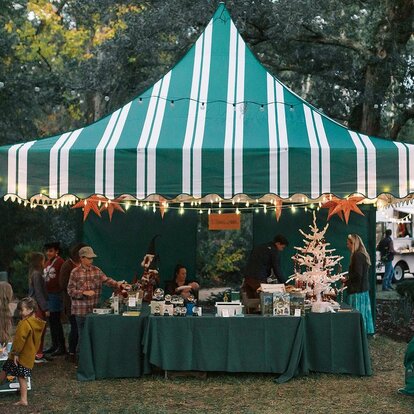 Gazebo a pagoda festiva con strisce verdi e bianche per un mercatino di Natale negli Stati Uniti.