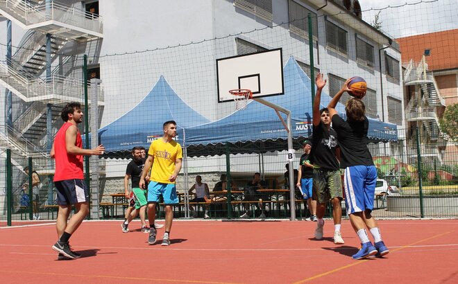 Jungs beim Basketball spielen, im Hintergrund einige Faltpavillons von MASTERTENT