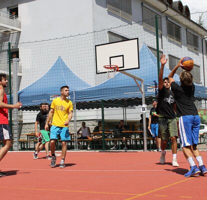 Jungs beim Basketball spielen, im Hintergrund einige Faltpavillons von MASTERTENT