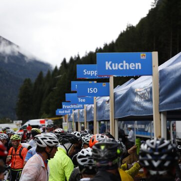 Faltpavillons als Versorgungsstation für die Radfahrer beim Ötztal Radmarathon