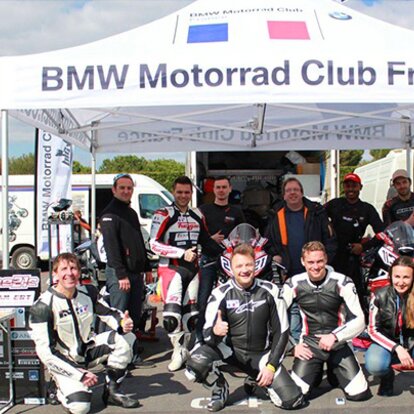 Gazebo pieghevole per gare con la scritta "BMW Motorrad Club France". Sotto ci sono i membri della squadra.