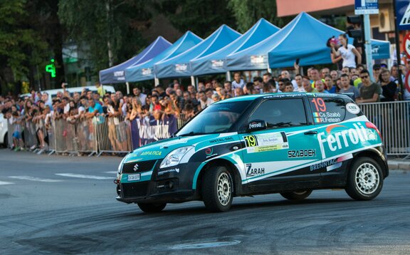 Gazebo pieghevoli da gara su una pista Gazebo pieghevoli blu su una pista ad una gara. Di fronte c' è una macchina da gara Suzuki.