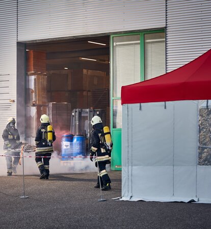 Pavilion pliabil pentru operații de salvare cu acoperiș roșu, pereți laterali albi cu ușă, fereastră și plasă contra insectelor - pompieri