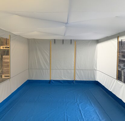 Das Rettungszelt "Kit Rescue" ist von innen dargestellt. Das zusätzliche Innenzelt ist gleichzeitig ein Thermozelt. 