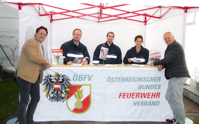 Gazebo pieghevole bianco come stand informativo per il Österreichischer Bundesfeuerwehrverband
