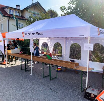 Weißes Faltzelt der FF Zell am Moos bei einem Feuerwehrfest.