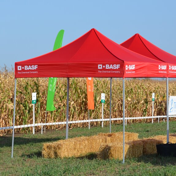 Gazebo per l'agricoltura rosso 3x3m personalizzato con logo bianco. Il gazebo ignifugo e impermeabile protegge le balle di fieno dalle intemperie e dal sole. 