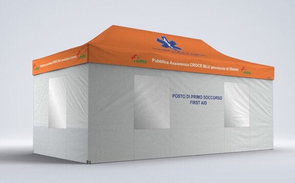 Das weiße Rettungszelt 6x3m von Mastertent hat ein orangen Dach und ist mit Logo und Aufschrift des Blauen Kreuzes bedruckt. 