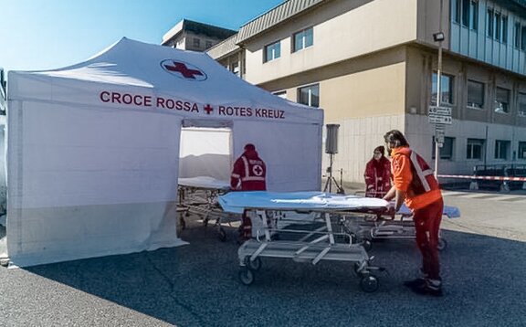 Pre-Triage tent in use The Red Cross staff carries the corona patient to the rescue tent. The Rescue Kit tent is white.