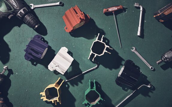 Pezzi di ricambio in color rosso, blu, bianco, nero e giallo