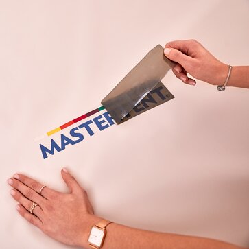 Processo di stampa termica di un logo su gazebo pieghevole personalizzato Mastertent