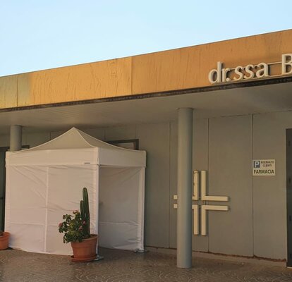 Gazebo pieghevole bianco 3x1,5 con pareti laterali per area esterna farmacia e studio medico