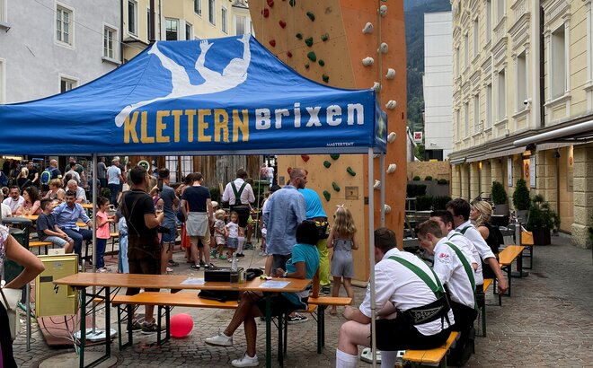 Gazebo pieghevole pubblicitario blu 3x1,5 personalizzato con logo Klettern Brixen utilizzato per manifestazione sportiva in città