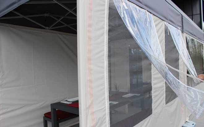 Gazebo 3x2 grigio con pareti laterali ecru con finestre in PVC e zanzariera