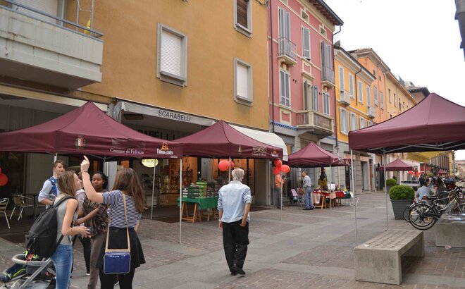 Gazebo esterni 3x3m colore bordeaux per le vie del centro del Comune di Palermo alle entrate dei negozi come copertura da sole vento e pioggia per commercianti e aree esterne di negozi personalizzati con logo