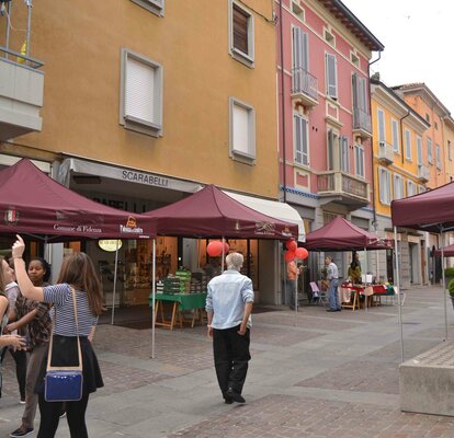 Gazebo esterno 3x3 m beige comune di Palermo - Mastertent Gazebo esterni 3x3m colore bordeaux per le vie del centro del Comune di Palermo alle entrate dei negozi come copertura da sole vento e pioggia per commercianti e aree esterne di negozi personalizzati con logo