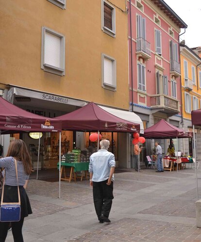 Gazebo esterni 3x3m colore bordeaux per le vie del centro del Comune di Palermo alle entrate dei negozi come copertura da sole vento e pioggia per commercianti e aree esterne di negozi personalizzati con logo