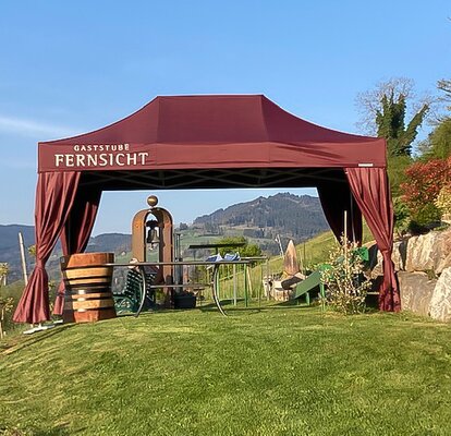 Gazebo pieghevole 4,5x3 m bordeaux personalizzato con logo e tende copripalo per giardino esterno Gaststube Fernisicht.