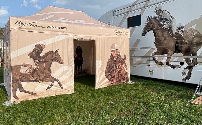 Il gazebo pieghevole 4,5x3 m personalizzato con stampa cavalli e logo e pareti laterali chiuse e con porta dell'Hoy Team