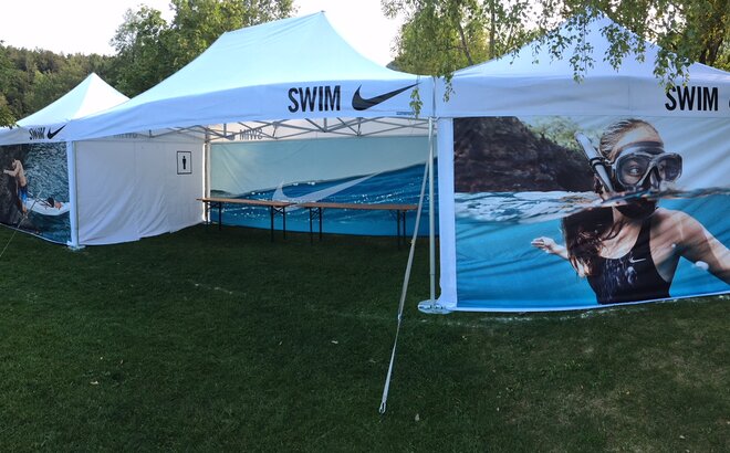 Gazebo pieghevole 4,5x3 m bianco con parete personalizzata e logo per Nike Swim negli USA.