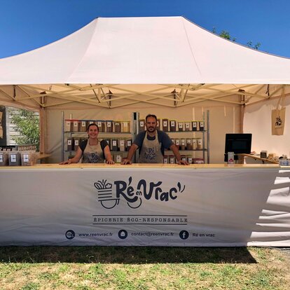 Il negozio ecosostenibile Ré en Vrac in Francia vende ogni giorno i suoi prodotti sotto un nostro gazebo 4,5x3 m con tettoia, pareti laterali, bancone e stampa personalizzata 