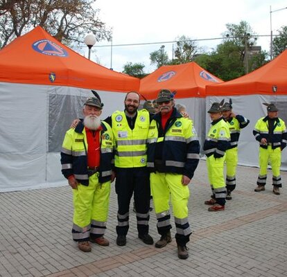 Rescue kit 4.5x3 m with Italian Civil Defense logo and colors with side walls equipped with doors and windows.