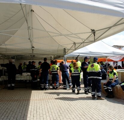 Need a larger covered space? No problem, take a cue from the Civil Defence's modular 4.5x3 m gazebo system.