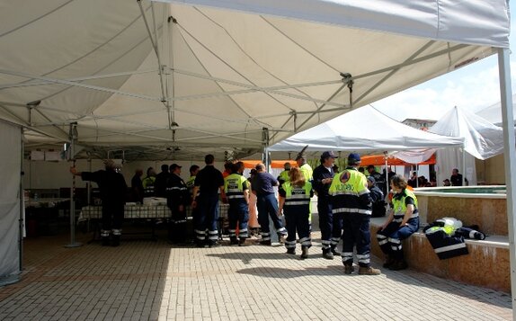 Need a larger covered space? No problem, take a cue from the Civil Defence's modular 4.5x3 m gazebo system.